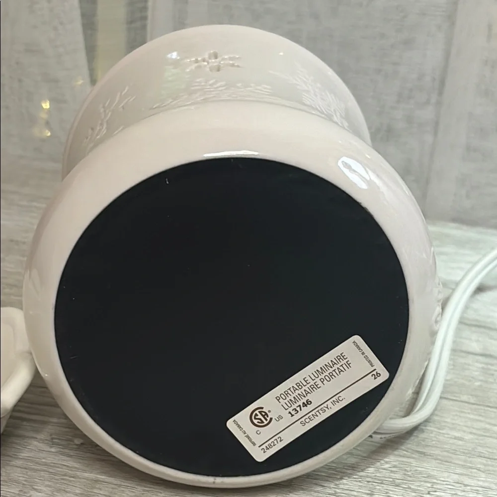 Scentsy White Accent Candle Holder “Blizzard”
